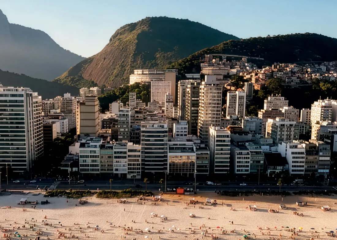 Praia de Ipanema com o Morro Dois Irmãos ao fundo, a poucos passos do Be in Rio Nascimento Silva 45